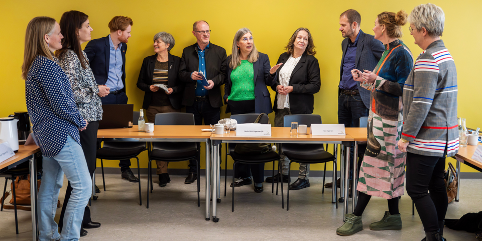 På billedet står sundhedsrådsformand Mette With Hagensen (S) i midten til venstre med næstformand Susanne Dyreborg (DD) til højre. Tre medlemmer af Sundhedsråd Sydvestjylland deltog ikke i det første møde. Foto: Maria Tuxen Hedegaard