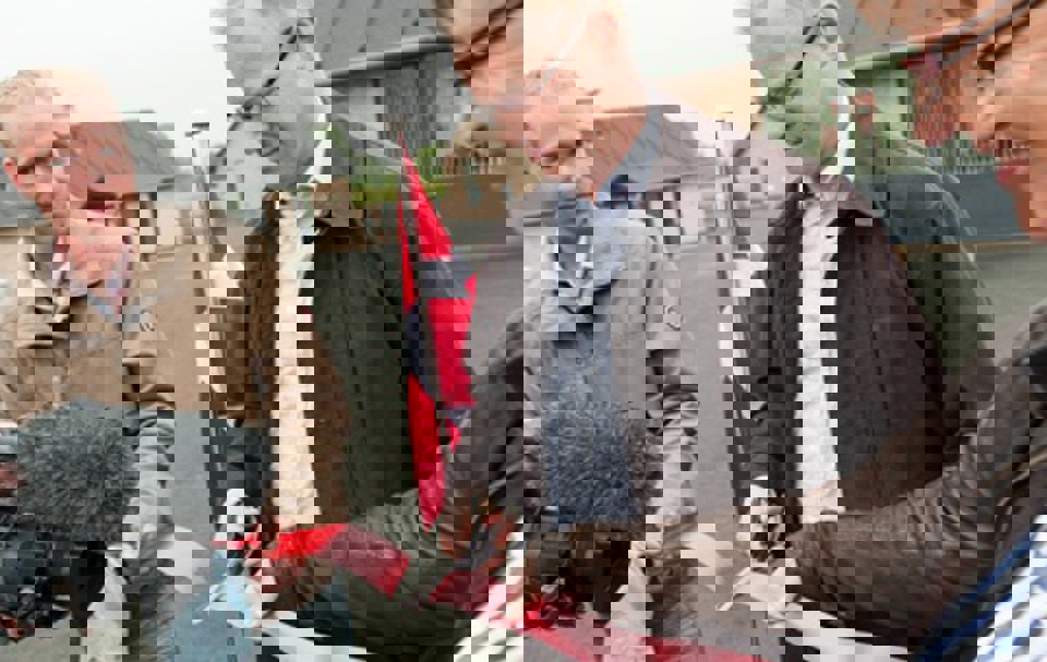 Snoren klippes. Regionrådsformand Carl Holst (V) får hjælp af beboeren Jesper og formand for socialudvalget Bente Gertz (S). Fotos: Jørgen Diswal