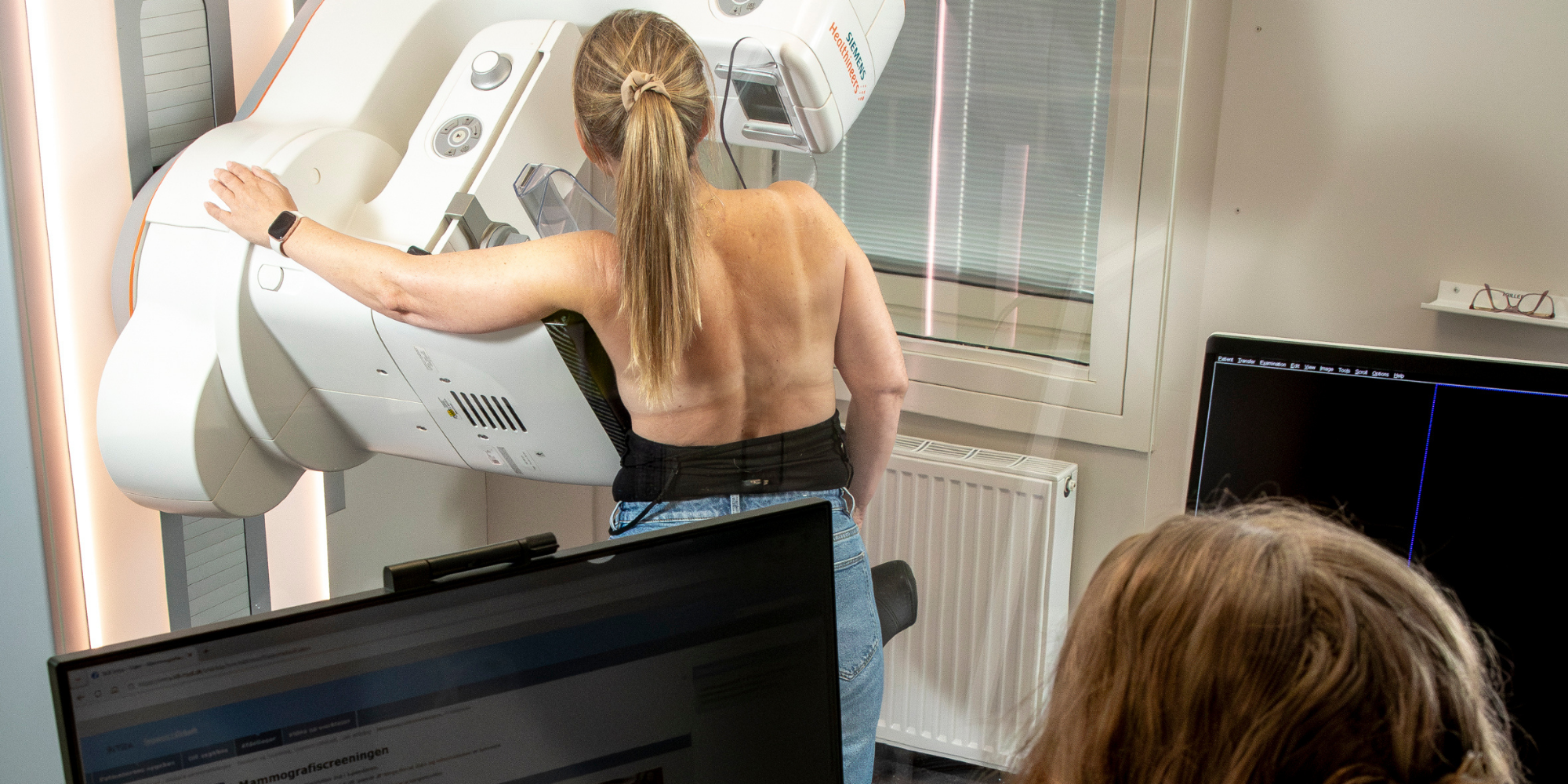 Der bliver taget billeder af ét bryst ad gangen: først forfra og derefter fra siden som her på billedet. På denne måde får man også fotograferet området op mod armhulen. 