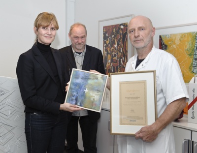 Indvandrermedicinsk Klinik fik lighedspris. Prisen blev uddelt mandag 1. november 2010.  Socialminister Benedikte Kjær overrakte prisen overværet af  ca. 50 gæster, chefredaktør fra Dagens Medicin Kristian Lund (i midten) og professor og overlæge Morten Sodemann, der modtog prisen på klinikkens vegne. 