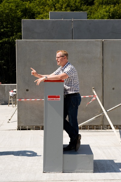 Regionsrådsformand Carl Holst (V) taler til rejsegildet i det nye P-hus på Vejle Sygehus den 24. juni 2010. Fotos: Jørgen Diswal. 