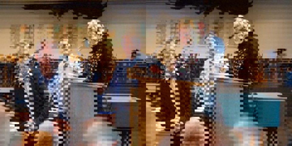 Journalist Trine Sick var ordstyrer og gav ordet videre til de fremmødte; borgere, medarbejdere, politikere, personer fra borgergrupper m.m. Hun skulle holde ro og orden, og ”hvis bare I holder kammertonen, så er det i orden med mig”, sagde hun. Her ses hun sammen med regionsrådsformand Carl Holst (V) og sundhedsminister Jakob Axel Nielsen (K). Fotos: Jørgen Diswal.