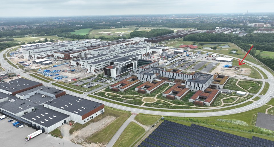 Dronefoto af det nye OUH, der viser hvor første p-hus placeres.