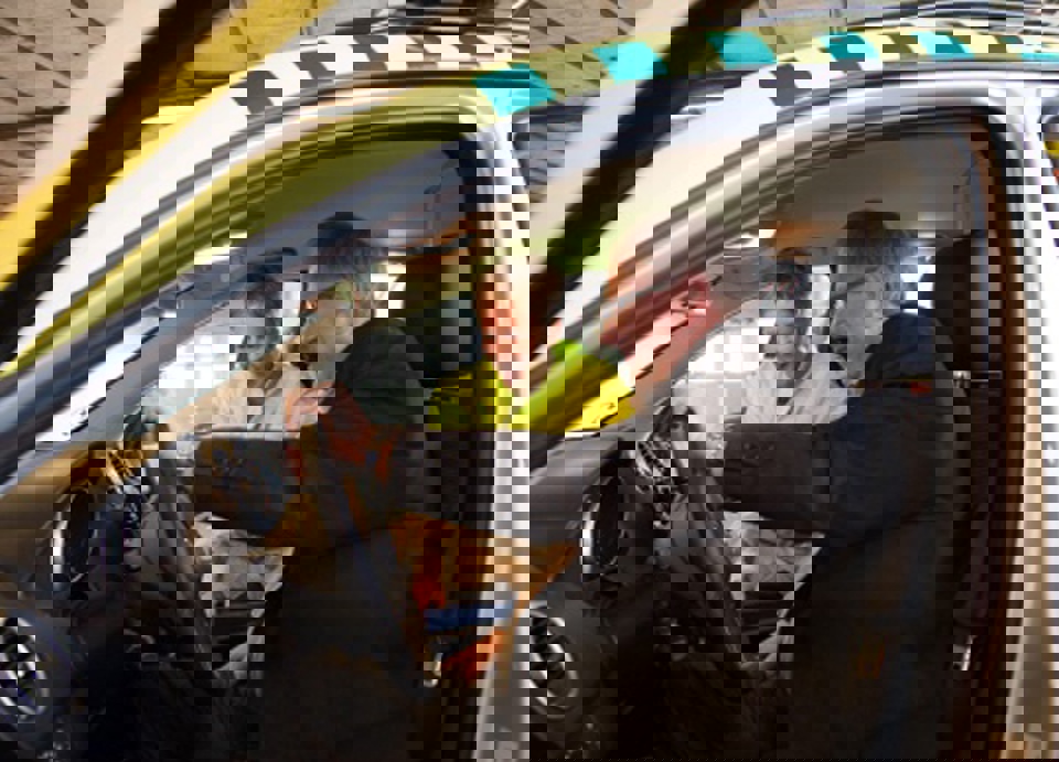 Thyge Nielsen får en introduktion til akutbilen af paramediciner Susanne Bech Mikkelsen.