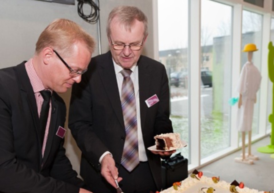 Kage skæres for af regionsrådsformand og formand for dommer- komiteen, Carl Holst (V) og rektor på SDU Jens Oddershede.