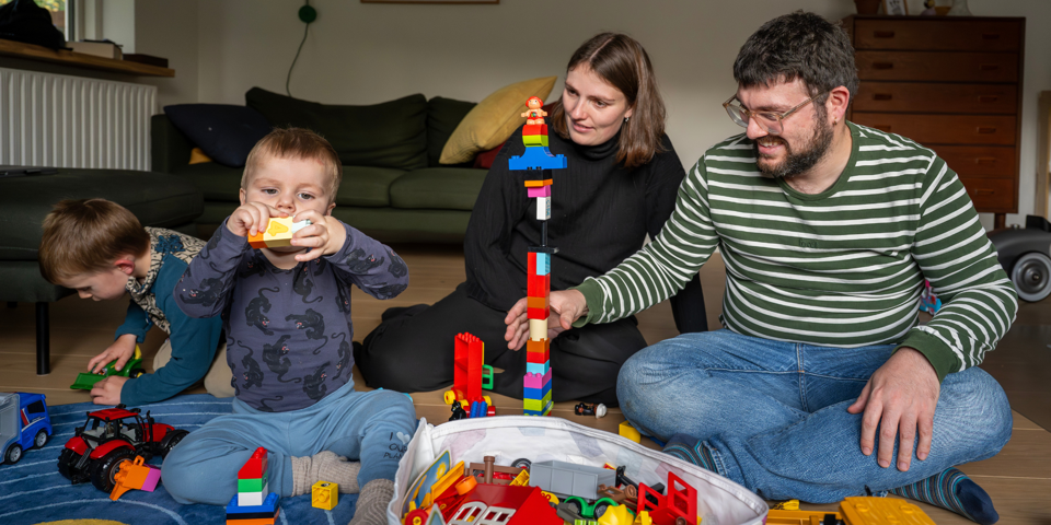 Jens sidder på gulvet og leger med LEGO-klodser.
