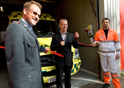Carl Holst indvier ambulanceberedskabet i Tinglev Regionsdirektør i Falck, Erik Møberg (til venstre), glædede sig  over den løsning, de og Region Syddanmark i fællesskab har  strikket sammen: