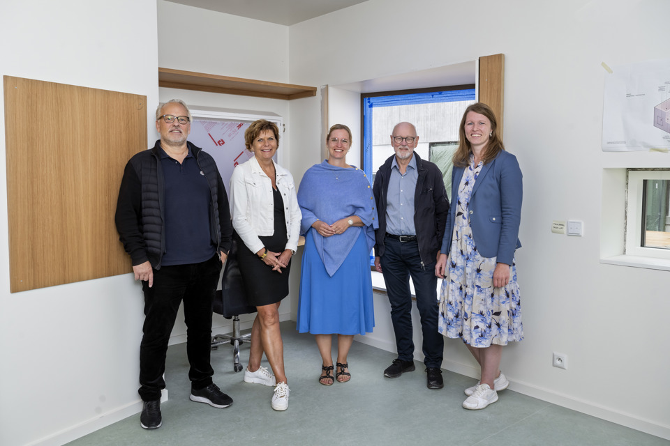 Afdelingschef i A. Enggaard Jens Skinnebach og ejendomsdirektør i Velliv Solveig Ranje samt regionsrådsformand Stephanie Lose (V) og udvalgsformændene Karsten Uno Petersen (S) og Mette Bossen Linnet (V)
