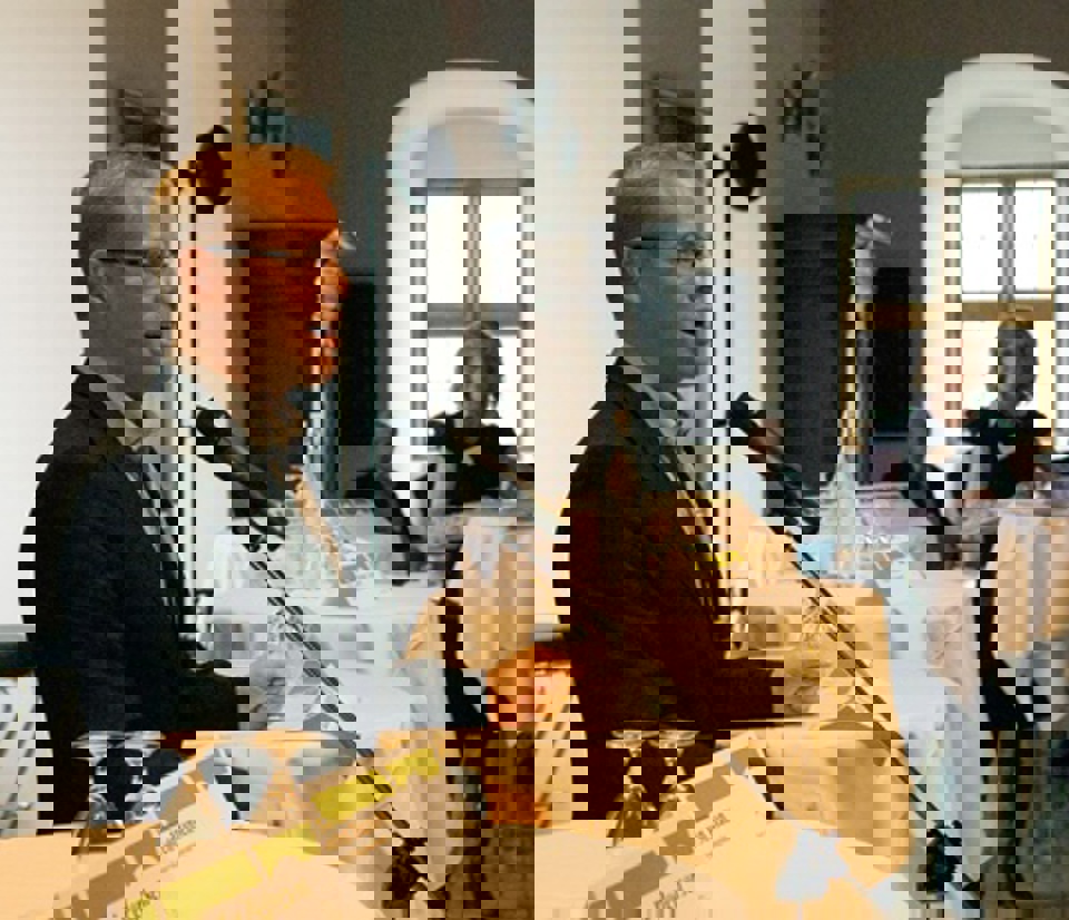 - Problemet med det lave uddannelsesniveau kan kun løses, hvis alle parter står sammen skulder ved skulder. Og det gør vi med uddannelsesaftalen, understreger regionsrådsformand, Carl Holst (V). (Foto: Jørgen Diswal)