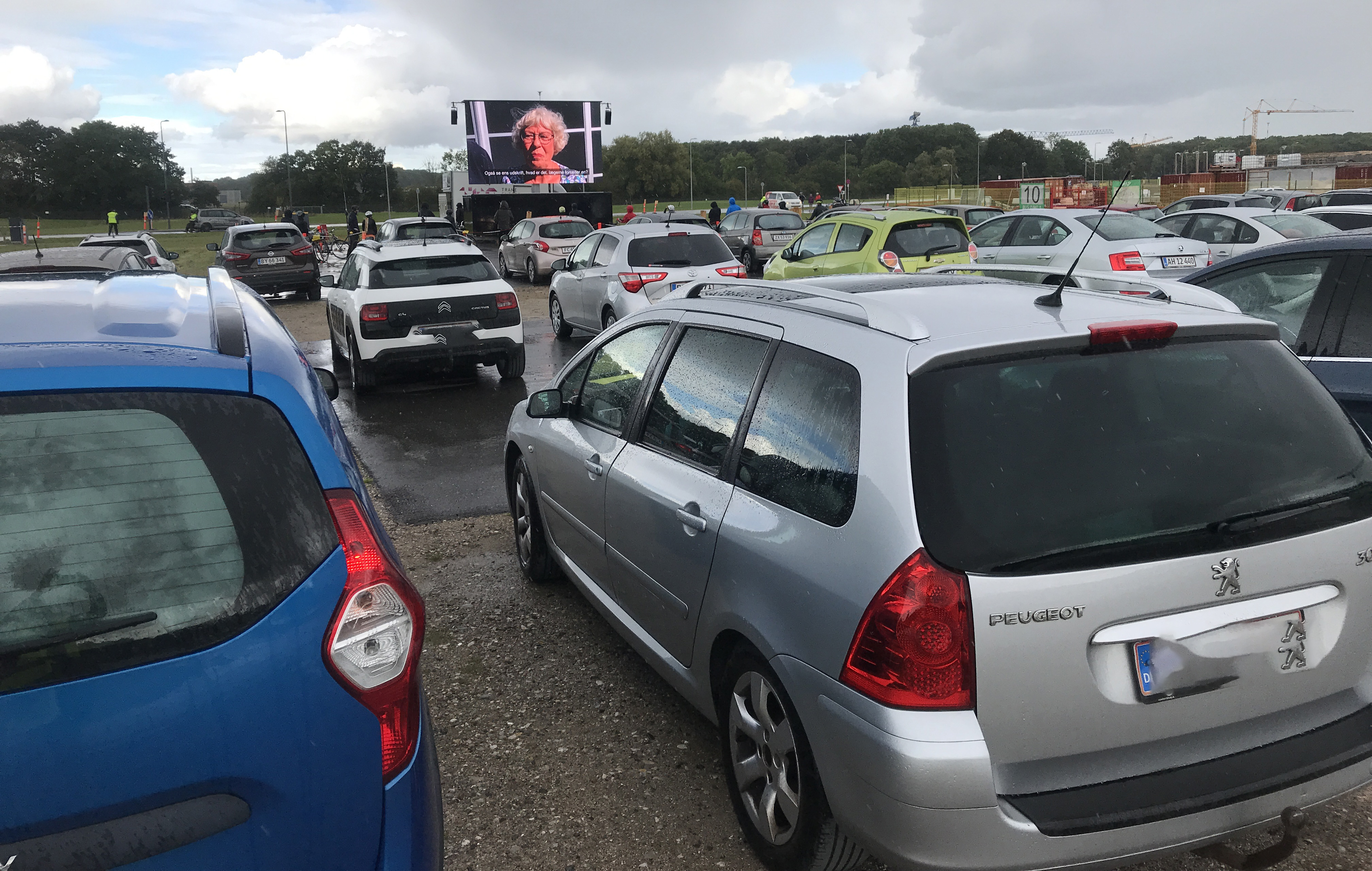 Deltagerne kunne fra deres biler blive klogere på Nyt OUH på to storskærme. Foto: Helle Fjord.