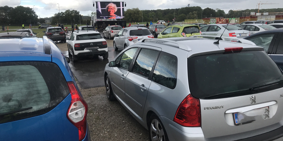 Deltagerne kunne fra deres biler blive klogere på Nyt OUH på to storskærme. Foto: Helle Fjord.