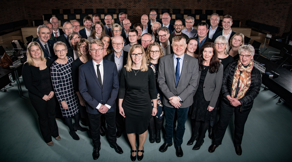 På gruppebilledet står regionsrådsformand Stephanie Lose (V) i midten med 1. næstformand Poul-Erik Svendsen (S) på sin venstre side og 2. næstformand Thies Mathiasen (DF) på sin højre side.