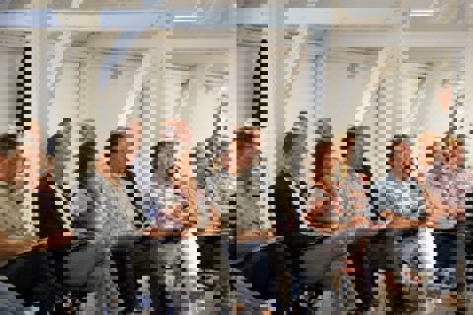 Klar til workshop på første sal Klar til workshop, hvordan sikres et godt indeklima med lavt energiforbrug? Foto: Jørgen Diswal.