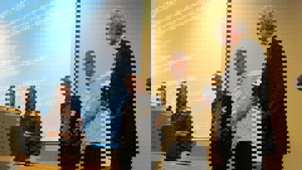 Region Syddanmark har sammen med Odense Kommune vundet en pris for en rehabiliteringsplan. Prisen på de 25.000 kr. blev overrakt i forbindelse med den  anden danske rehabiliteringskonference på Hotel Nyborg Strand  mandag 9. november 2009. Fra venstre ses: Birgitte Ebbe  Mathiesen, Camille Larsson, begge Region Syddanmark, Jørgen  Pontoppidan, formand for Helsefonden, samt Jan Jensen og  Asger Kudahl, begge fra Odense Kommune. 