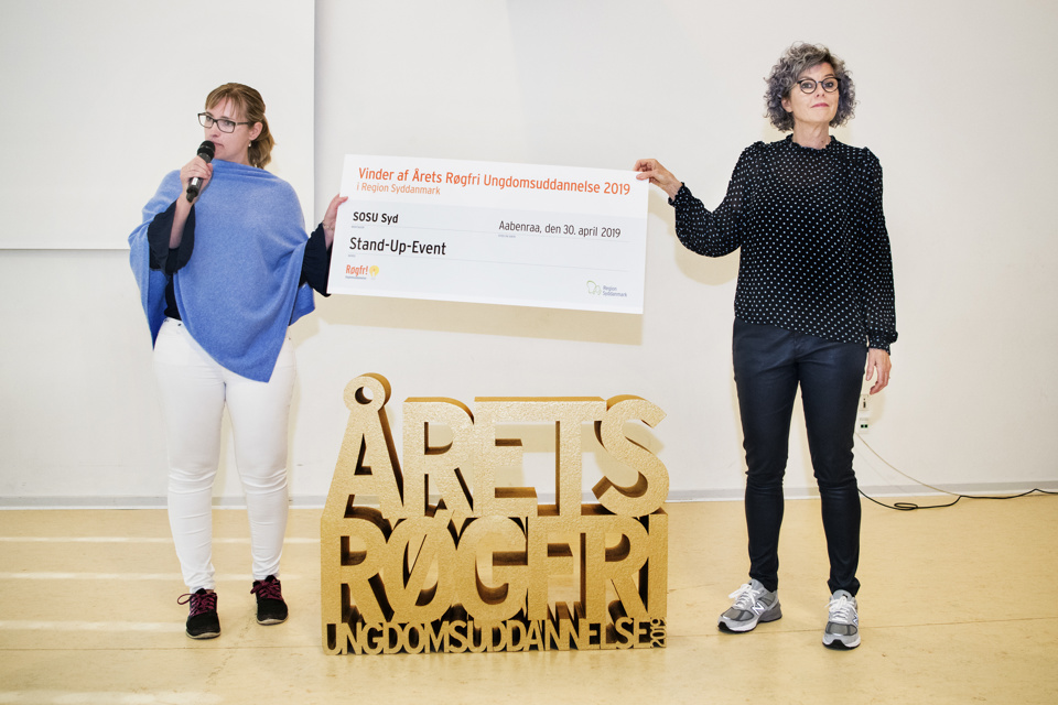 Lotte Dalegaard Pedersen, direktør, og Stephanie Lose, regionsrådsformand, med trofæ og check.