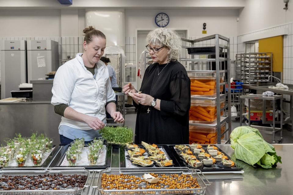 Bag retterne på bordet står køkkenchef Charlotte Ancker (t.h.) og Ditte Gerdes medarbejder i køkkenet på Sygehus Lillebælt i Vejle 