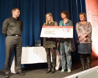 Medarbejderne i køkkenet på Vejle Sygehus modtager arbejdsmiljøprisen 2010. Charlotte Anker modtager sammen med sine kollegaer en kæmpe check og stor anerkendelse for at have det bedste arbejdsmiljø i Region Syddanmark. Foto: Jørgen Diswal.