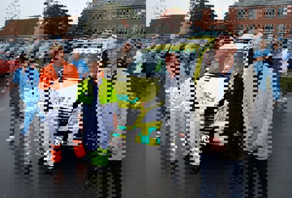 Lægebilen i Esbjerg er døgndækkende og blev indviet den 3. september 2009. Redder Torben Høgh og overlæge Karin Bødker havde vagten  den 3. september. Her står de sammen med regionsrådsformand  Carl Holst (V) og leder af lægebilen Lars Erik Larsen fra Esbjerg.