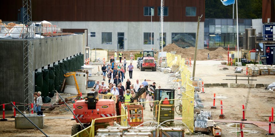 Gæster ankommer på byggepladsen ved det nye OUH