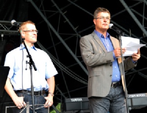 Solen og projektørerne strålede om kap, da  Carl Holst, regionsrådsformand i Region Syddanmark  og Erik Christensen, socialudvalgsformand i Nyborg  Kommune åbnede Østerhuse Kulturfestival i fin stil  fra store scene. Fotos: Jørgen Diswal