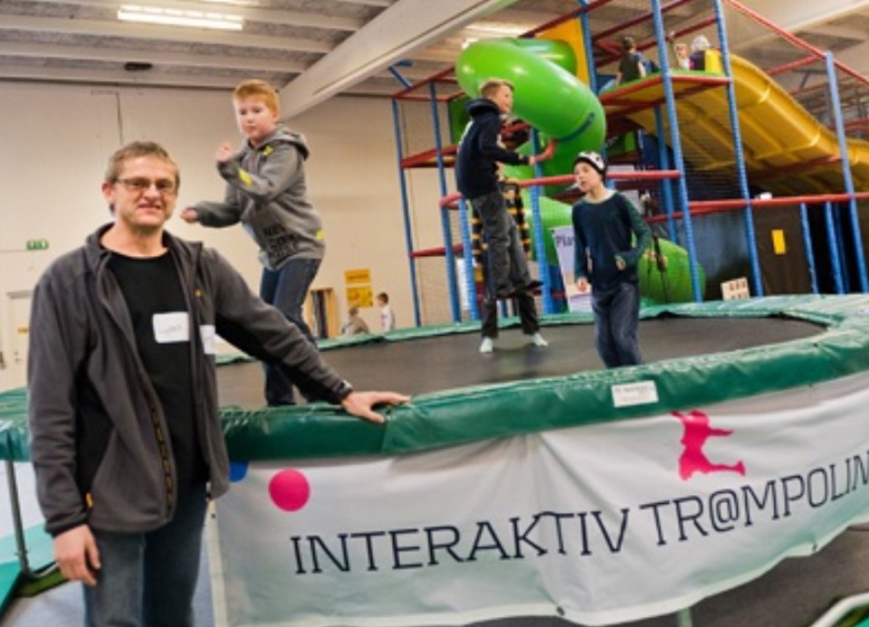 Projektleder Lars Elbæk (tv) glæder sig over den interaktive trampolin, som kombinerer innovation, leg og motion. Foto: Jørgen Diswal