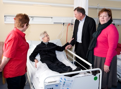 Mette Cathrine Nielsen, der er indlagt med lungebetændelse, fik  sig en snak med Anders Ladekarl, Susanne Larsen og Dansk Røde  Kors’ lokale repræsentant Elle Hedegaard. Fotos: Ove Detlevsen Tekst: Camilla Brandt.