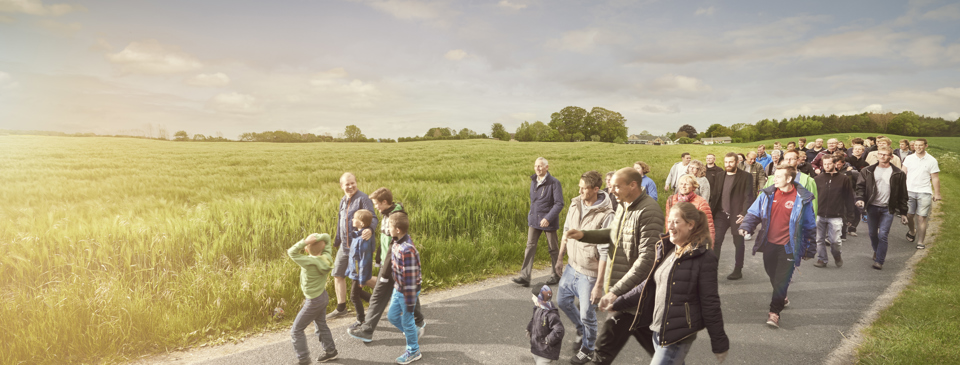 Flok af mennesker på landevej