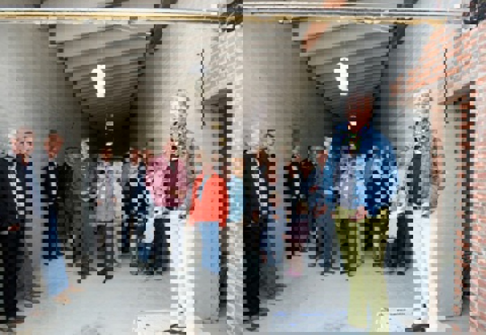 Forstander på Æblehaven, Tove Noesgaard, glædede sig over, at bygge-processen er kommet så langt. Hun havde udelukkende rosende ord til overs for håndværkerne, arkitekt Lars Edmund og entreprenør Bo Michelsen, der kan ses til venstre i billedet. Foto: Jørgen Diswal