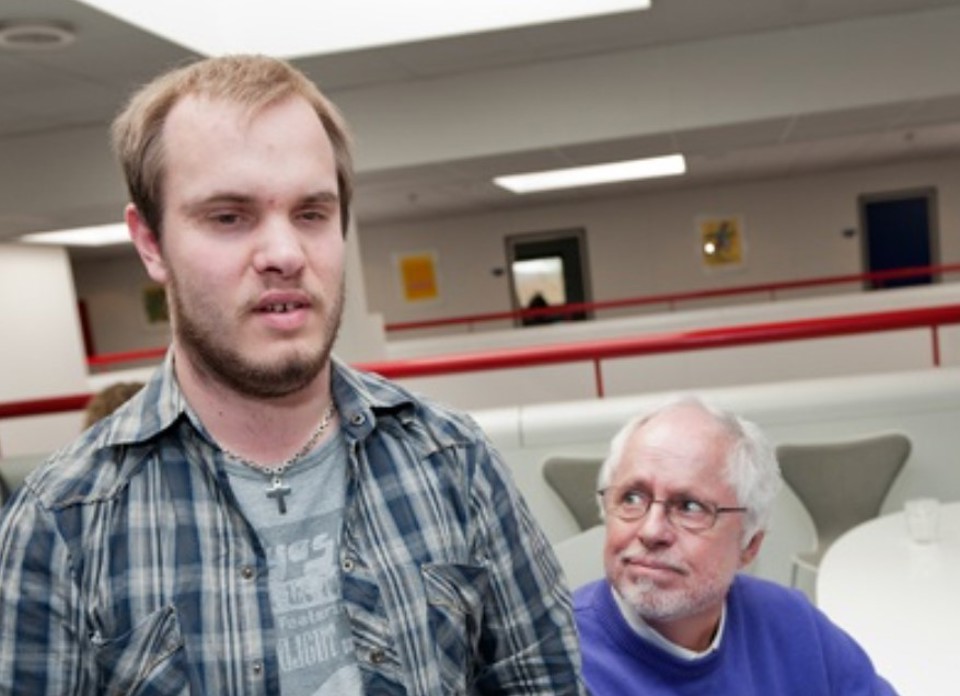 It-supporter Søren Jensen, som er født blind, underviser andre blinde i at skrive sms'er på deres iPhones. Ole Jacobsen (siddende) roste Søren Jensen for en fremragende teknik og pædagogik.