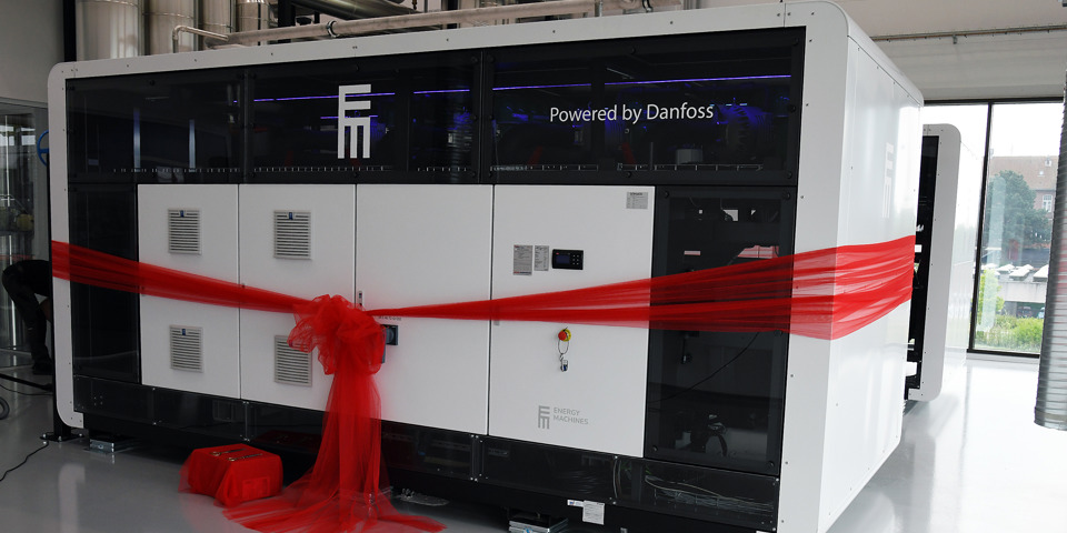 De nye varmepumper på Sygehus Sønderjylland i Sønderborg havde fået rød sløjfe på i dagens anledning - klar til indvielse.