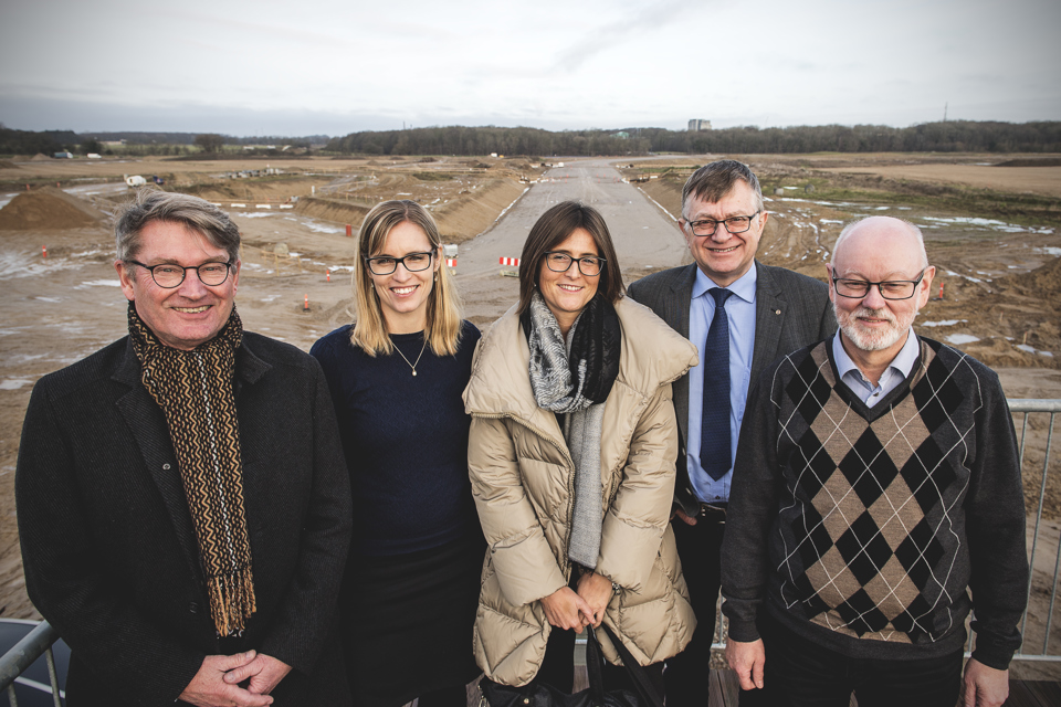 Fra venstre: Poul-Erik Svendsen (S), 1. næstformand i Region Syddanmark, Stephanie Lose (V), regionsrådsformand i Region Syddanmark, Barbara Maccioni, international udviklingschef i CMB, Thies Mathiasen (DF), 2. næstformand i Region Syddanmark og Karsten Uno Petersen (S), udvalgsformand i Innovationsudvalget i Region Syddanmark. (Foto: Jens Wognsen)