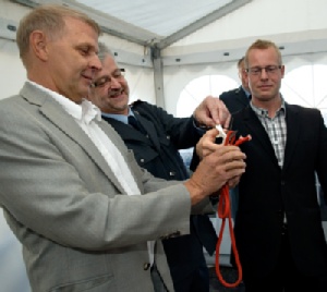 snor klippes over Snor klippes over ved fælles hjælp: Fra venstre  præhospital leder i Region Syddanmark, Torsten  Lang-Jensen koncernchef i Falck, Allan Søgaard  Larsen og regionsrådsformand Carl Holst (V).