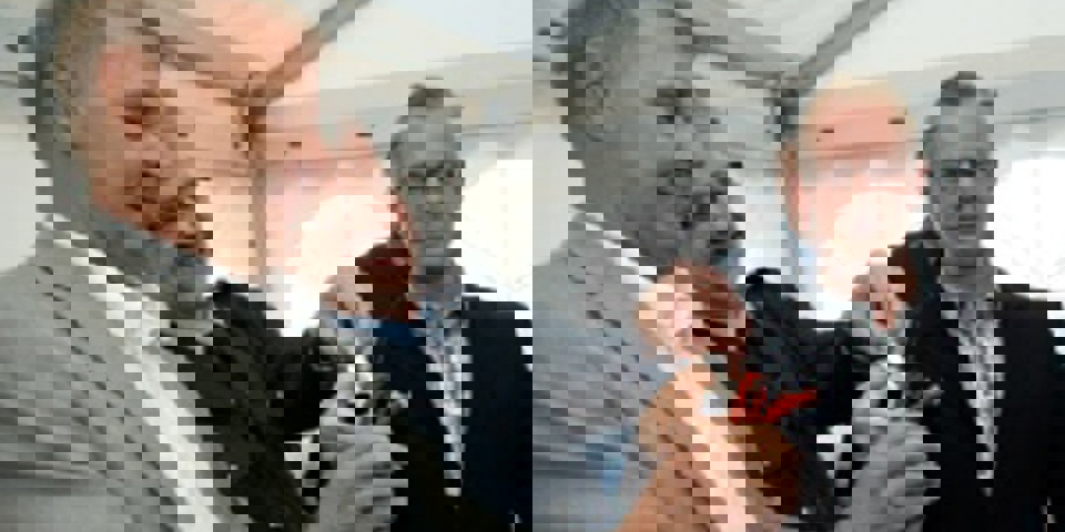 snor klippes over Snor klippes over ved fælles hjælp: Fra venstre  præhospital leder i Region Syddanmark, Torsten  Lang-Jensen koncernchef i Falck, Allan Søgaard  Larsen og regionsrådsformand Carl Holst (V).