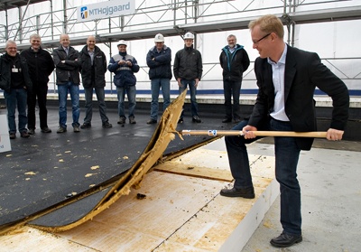 Carl Holst tager første spadestik til udvidelsen af dagkirurgisk center Onsdag 11. november 2009 blev der taget hul på udvidelsen  af dagkirurgisk center på sygehuset i Vejle. Carl Holst (V) tager det første "spadestik". Fotos: Jørgen Diswal 