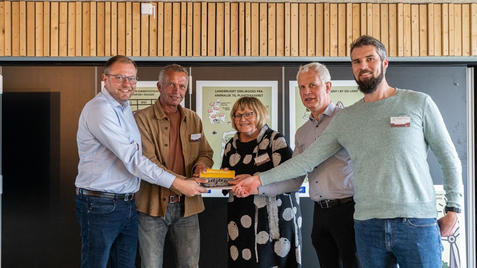 Fra højre ses Michael Nielsen (K), formand for Udvalget for Regional Udvikling i Region Syddanmark, og Søren Peschardt (S), formand for Klima-, Natur og Miljøudvalget i Vejle Kommune, der får overrakt anbefalingerne af repræsentanter fra Borgersamlingen Bæredygtigt Forbrug