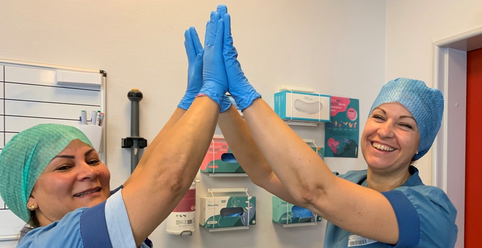 dobbelt highfive til de genbrugelige handsker fra Nahrin Nagras og Stine Vium Fristed fra Ortopædkirurgisk operationsafsnit A750 på Sygehus Lillebælt i Vejle.