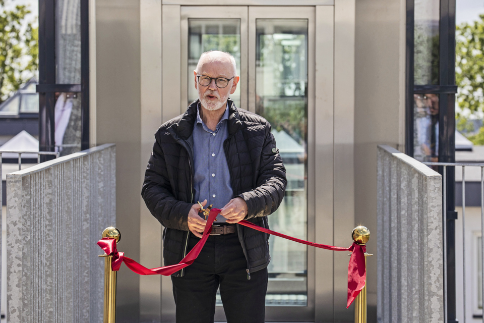 Karsten Uno Petersen klipper den røde snor