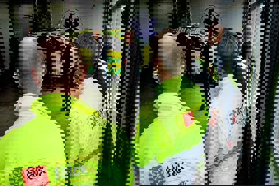 Carl Holst taler i Skærbæk under indvielse af akutbil Vi har ønsket at fremtidssikre sygehusene ved at samle  specialerne på sygehusene. Samtidig har vi været bevidste om,  at vi må opretholde trygheden for borgeren, sagde regionsråds- formand Carl Holst. 