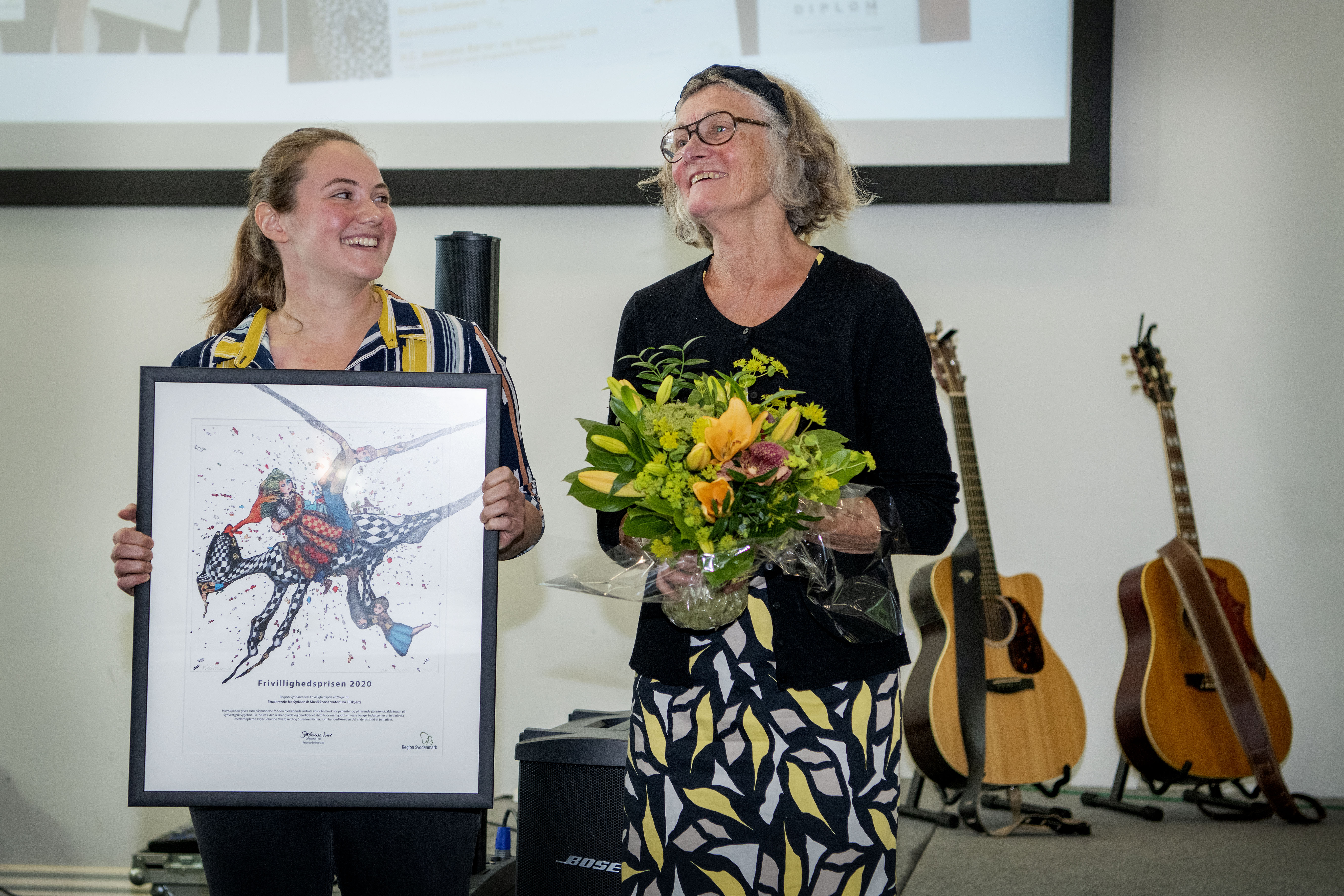 Overrækkelse af hovedpræmien til studerende Elisabeth Panduro Holst fra musikkonservatoriet i Esbjerg og sygeplejerske Inger Johanne Overgaard fra Sydvestjysk Sygehus.