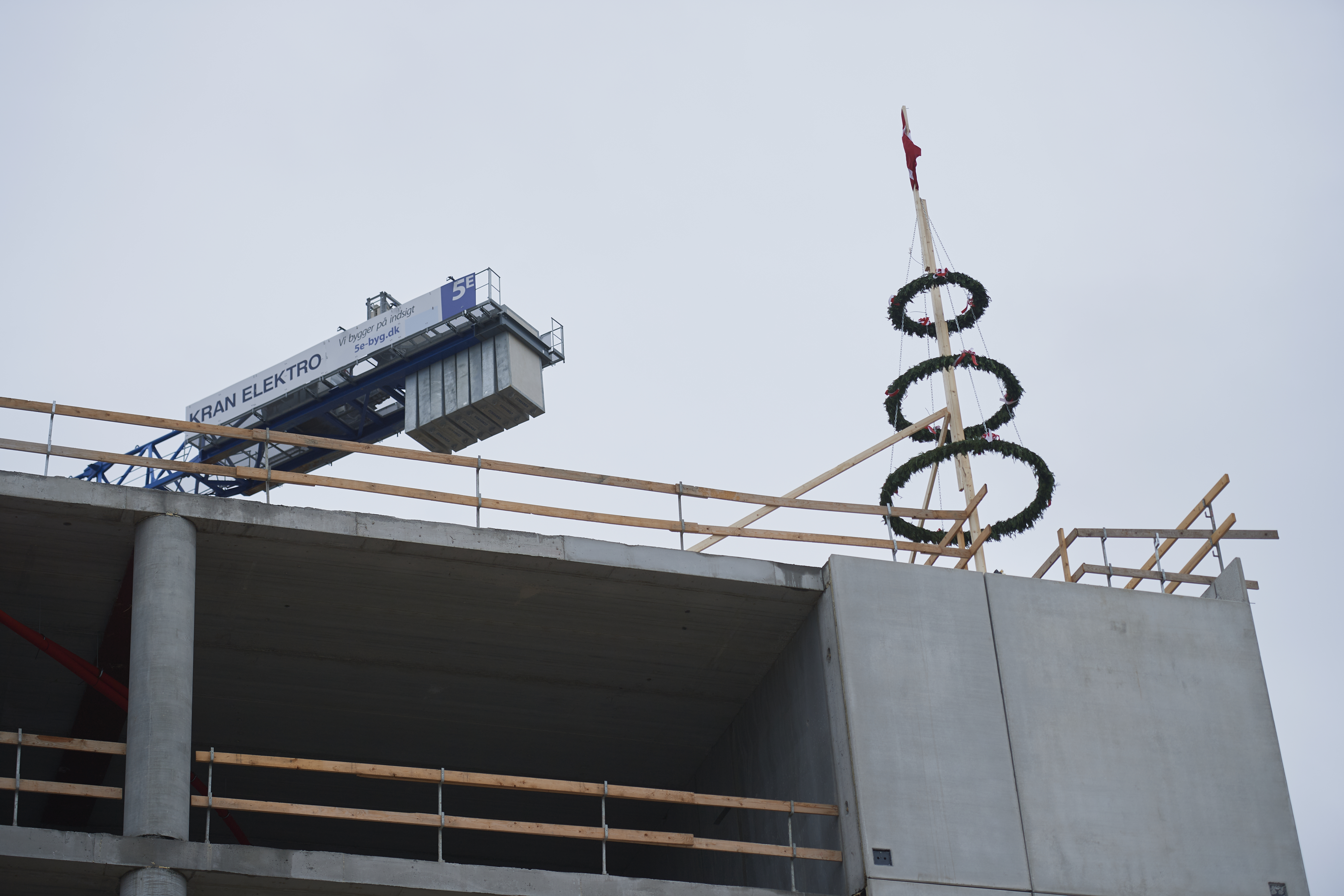 På toppen af byggeriet hænger den traditionelle krans