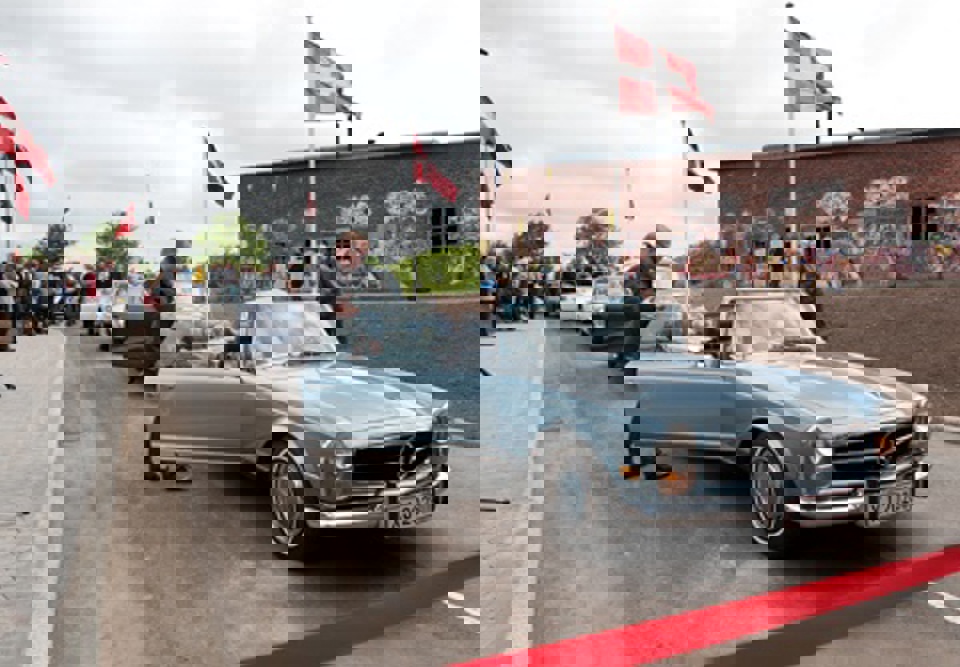 Veteranbilerne står klar foran hovedindgangen til Esbjerg Sygehus. De skal køre politikere og direktører til det nye p-hus.  Fotos: Jørgen Diswal