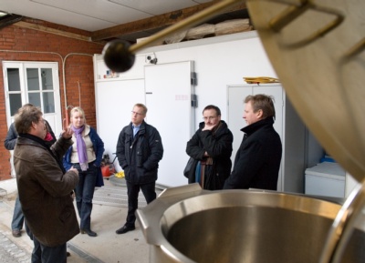 Martin Jørgensen fortæller hvordan isproduktionen har udviklet sig, fra venstre er det Martin Jørgensen og Britta Tarp, med interesserede tilhører - Carl Holst, formand for Syddansk Vækstforum, Henrik Blach fra Force Technology og Mikkel Hemmingsen, direktør for Regional Udvikling. Foto: Jørgen Diswal.