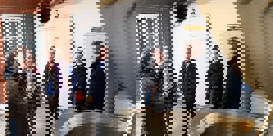 Martin Jørgensen fortæller hvordan isproduktionen har udviklet sig, fra venstre er det Martin Jørgensen og Britta Tarp, med interesserede tilhører - Carl Holst, formand for Syddansk Vækstforum, Henrik Blach fra Force Technology og Mikkel Hemmingsen, direktør for Regional Udvikling. Foto: Jørgen Diswal.