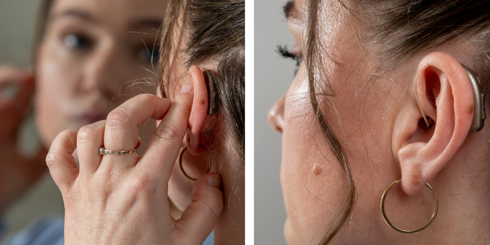 To nærbilleder af Line Bech Mortensens høreapparater, der er næsten skjult bag øret. 