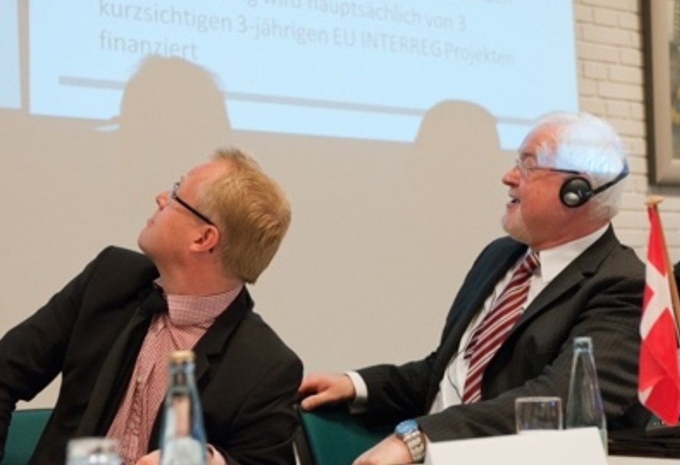 Carl Holst og Peter Harry Carstensen studerer et af oplæggene på konferencen i Tyskland. Foto: Jørgen Diswal.