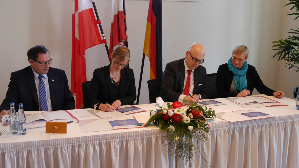 Fra venstre formand for Udvalget for dansk-tysk samarbejde i Region Syddanmark Hans Philip Tietje, regionsrådsformand Stephanie Lose, ministerpræsident Torsten Albig og minister for justits, kultur og Europa, Anke Spoorendonk. (Foto: Staatskanzlei Schleswig-Holstein)