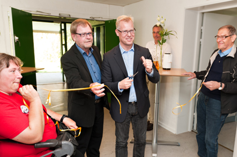 Regionsrådsformand Carl Holst (V) klipper snoren sammen med regionsrådsmedlem Willy Sahl (S). Snoren holdes af Henry Johannsen og Minna Holm Nielsen.