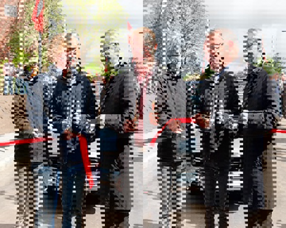 Snoren er klippet: Fra venstre regionsrådsmedlem og formand for strukturudvalget Stephanie Lose (V), regionsrådsformand Carl Holst (V) og borgmester i Esbjerg Kommune Johnny Søtrup (V).