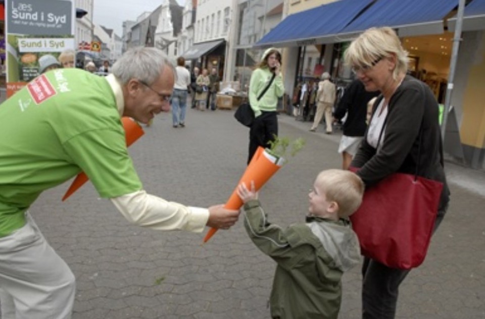 I Vejle var regionsrådspolitiker Pierre Topaz (S) på plads. I løbet af et par timer var 1000 numre af Sund i Syd delt ud (Foto: Ole Risbjerg Pedersen, Mediasyd).