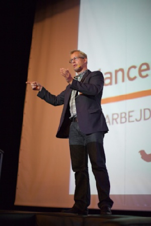 Regionsrådsformand Carl Holst åbnede tirsdag konference om, hvordan man skaber bedre balance mellem arbejdsliv og fritid.   Foto: Jakob Fynsk. 